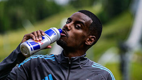 Newcastle cấm Alexander Isak tập luyện cùng đội một