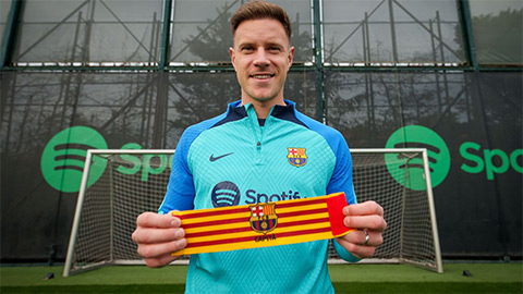Hansi Flick tước băng đội trưởng của Ter Stegen