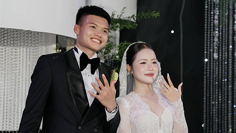 Tiền đạo cao 1m80 của ĐT Việt Nam cưới hot girl ngân hàng