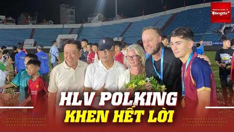 Việt Kiều Brandon Ly mời bố mẹ ra chào HLV Polking trong ngày CAHN vô địch Siêu Cúp