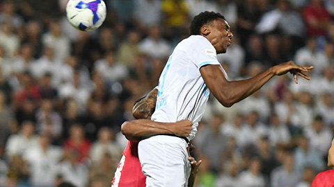 Trung vệ 'săn Tây' nổi tiếng V.League choáng vì chiều cao 2 mét của Kyle Hudlin