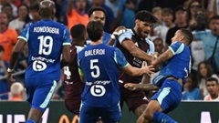 Greenwood bị Tyrone Mings xé rách áo 