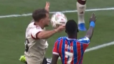 Liverpool thoát được quả penalty rõ ràng?