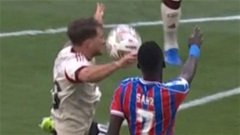Liverpool thoát được quả penalty rõ ràng?