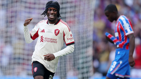 Tân binh Frimpong ghi bàn thắng khó hiểu cho Liverpool