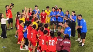 Sao U20 nữ Việt Nam nhảy cẫng, quàng vai bá cổ vỡ òa hét to khi nghe VFF thưởng 500 triệu