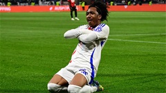 Arsenal tranh sao trẻ người Bỉ với Liverpool