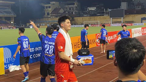 Trần Trung Kiên hóa 'người nhện' trước Hà Nội, hay tới mức HLV thốt lên 'đỉnh cao nhất'