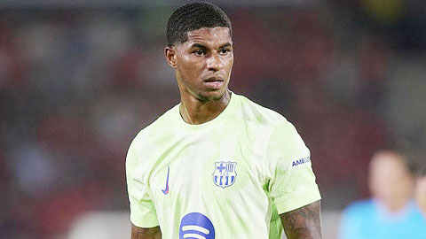 Marcus Rashford bị rút ra ngay hiệp 1, fan mỉa mai 'biến Barca thành MU'