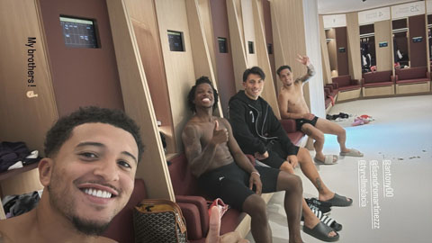 Jadon Sancho khoe ảnh cùng 'biệt đội bom xịt'
