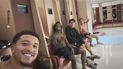 Jadon Sancho khoe ảnh cùng 'biệt đội bom xịt'