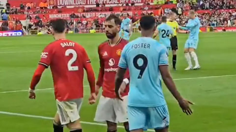 Bruno Fernandes và Dalot gây tranh cãi lớn khi ăn mừng