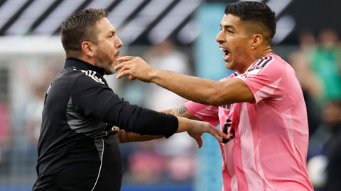 VIDEO: Luis Suarez gây sốc khi khạc nhổ vào mặt HLV đối phương sau khi đội nhà thua thảm