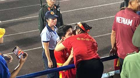 Mẹ sao U23 Việt Nam ôm hôn con trai sau bàn thắng để đời, Thành Trung vỗ tay mừng Viktor Lê khai hỏa