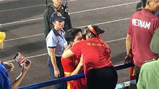 Mẹ sao U23 Việt Nam ôm hôn con trai sau bàn thắng để đời, Thành Trung vỗ tay mừng Viktor Lê khai hỏa