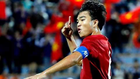Công Phương lễ phép, rất quan tâm gia đình sau chiến thắng trước U23 Bangladesh