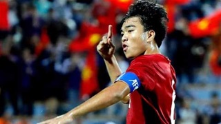Công Phương lễ phép, rất quan tâm gia đình sau chiến thắng trước U23 Bangladesh