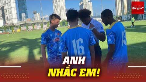 Duy Mạnh 'nắn' Xuân Son ăn ít bánh chuối thôi trong ngày ĐTVN giao hữu với Nam Định