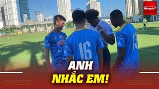 Duy Mạnh 'nắn' Xuân Son ăn ít bánh chuối thôi trong ngày ĐTVN giao hữu với Nam Định