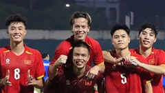 Việt kiều Trần Thành Trung cõng Viktor Lê sau chiến thắng của U23 Việt Nam