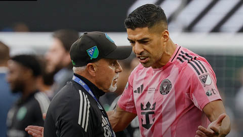 Luis Suarez bị cấm thi đấu 6 trận sau hành vi nhổ nước bọt