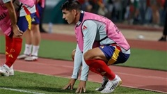 Alvaro Morata, đeo băng đội trưởng và 'xách nước bổ cam'