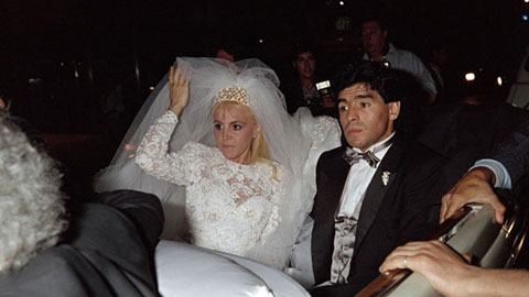 ‘Người ta đập vỡ cả cửa kính để được chào Maradona’