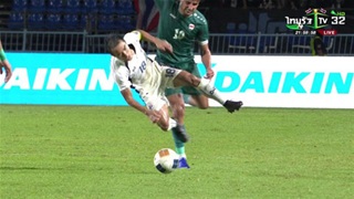 VIDEO: Cận cảnh 'Messi Thái' bị cầu thủ Iraq vào bóng triệt hạ gây phẫn nộ