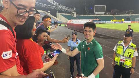 Trung Kiên, Lý Đức nán lại cảm ơn NHM sau khi cùng U23 Việt Nam vào VCK U23 châu Á 2026