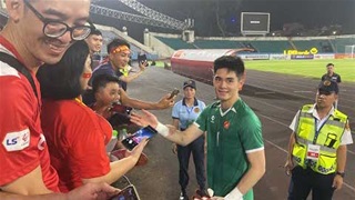Trung Kiên, Lý Đức nán lại cảm ơn NHM sau khi cùng U23 Việt Nam vào VCK U23 châu Á 2026
