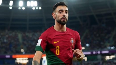 MU ngán ngẩm nhìn Bruno Fernandes quay về