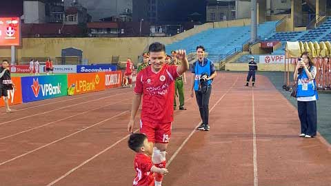 Quang Hải tỏa sáng, tặng áo cho fan sau khi cùng CAHN lên ngôi đầu bảng V.League
