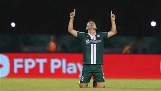 VIDEO: Xem mãi không chán siêu phẩm sút phạt của Minh Vương vào lưới Becamex TP.HCM