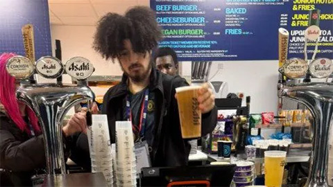Man City sa thải nhân viên vì mặc áo MU