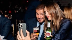 'Búp bê Nga' Maria Sharapova nhậu bia túy lúy với David Beckham