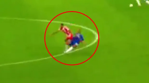 Fan Chelsea phẫn nộ khi sao Bayern thoát thẻ đỏ sau pha bóng thô bạo với Joao Pedro