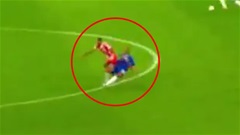 Fan Chelsea phẫn nộ khi sao Bayern thoát thẻ đỏ sau pha bóng thô bạo với Joao Pedro
