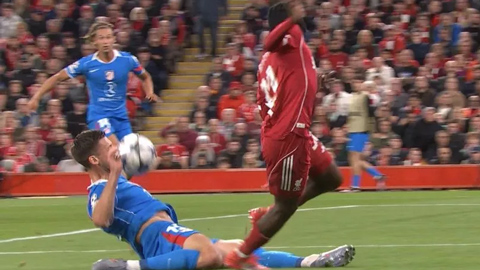 VAR hủy bỏ quả phạt đền 'lố bịch' của Liverpool