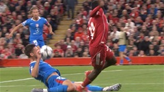 VAR hủy bỏ quả phạt đền 'lố bịch' của Liverpool