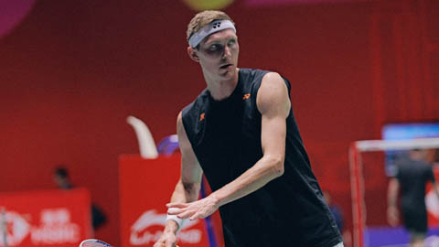 'Đại đế cầu lông' Axelsen thua sốc tay vợt hạng 7