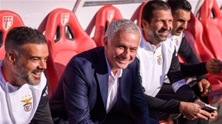 VIDEO: Mourinho trổ tài bắt bóng trêu đối thủ trong trận ra mắt Benfica