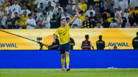 VIDEO: Ronaldo lập cú đúp vào lưới Al-Riyadh, cán mốc 945 bàn