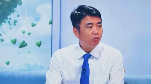 Bác sĩ rao bán quả bóng đặc biệt lấy kinh phí khám bệnh từ thiện