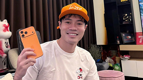 Hòa Minzy tặng iPhone 17 cho Văn Toàn