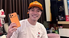 Hòa Minzy tặng iPhone 17 cho Văn Toàn