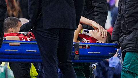 Giovanni Leoni phải rời sân bằng cáng trong trận ra mắt Liverpool