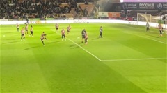 Hậu vệ Arsenal cho kẻ gây rối 'ăn đạn' ngay trên sân
