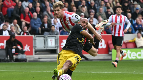 Vì sao hậu vệ Brentford không phải nhận thẻ đỏ ở trận gặp MU?