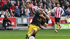 Vì sao hậu vệ Brentford không phải nhận thẻ đỏ ở trận gặp MU?