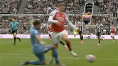 Trọng tài gây bức xúc khi tước quả phạt đền gây tranh cãi của Arsenal